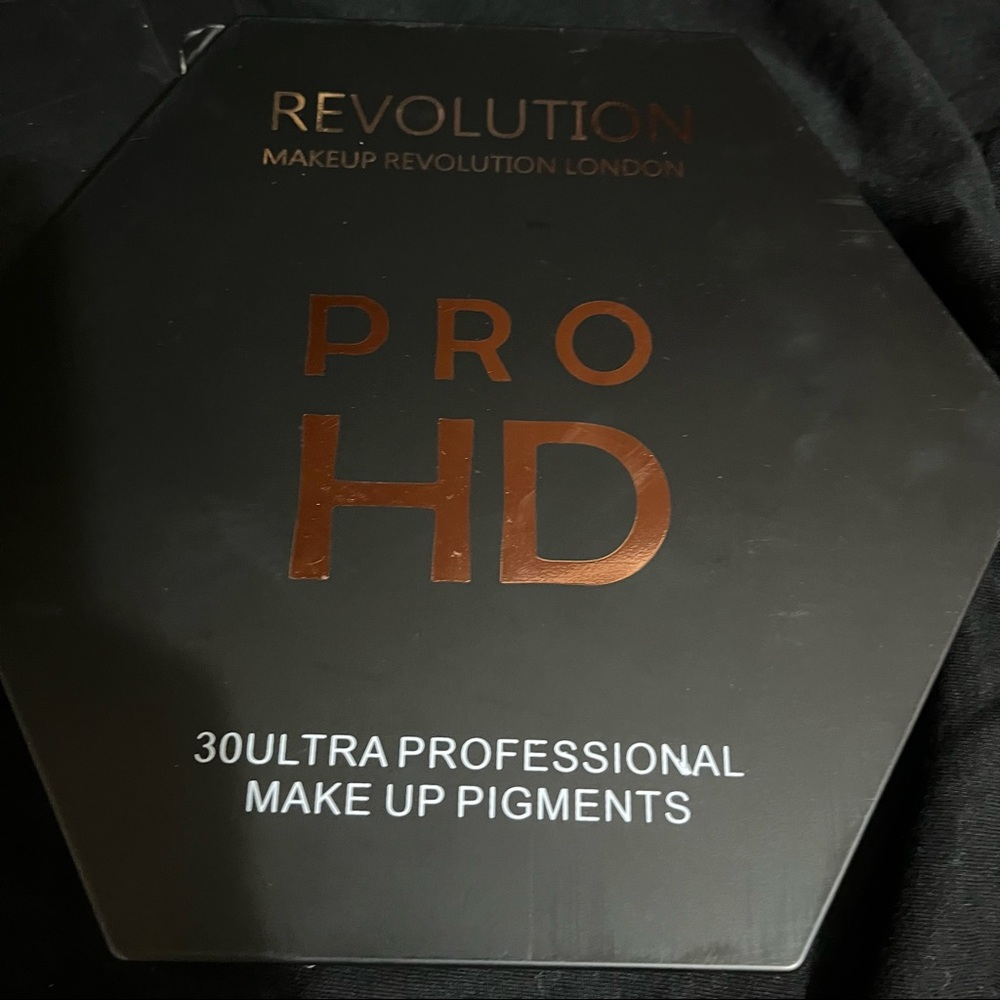 NEW! Revolution makeup eye shadow pallet